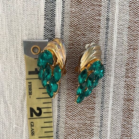 Vintage Unsigned Green Rhinestone Gold Tone Large Clip On Earrings - Picture 7 of 8